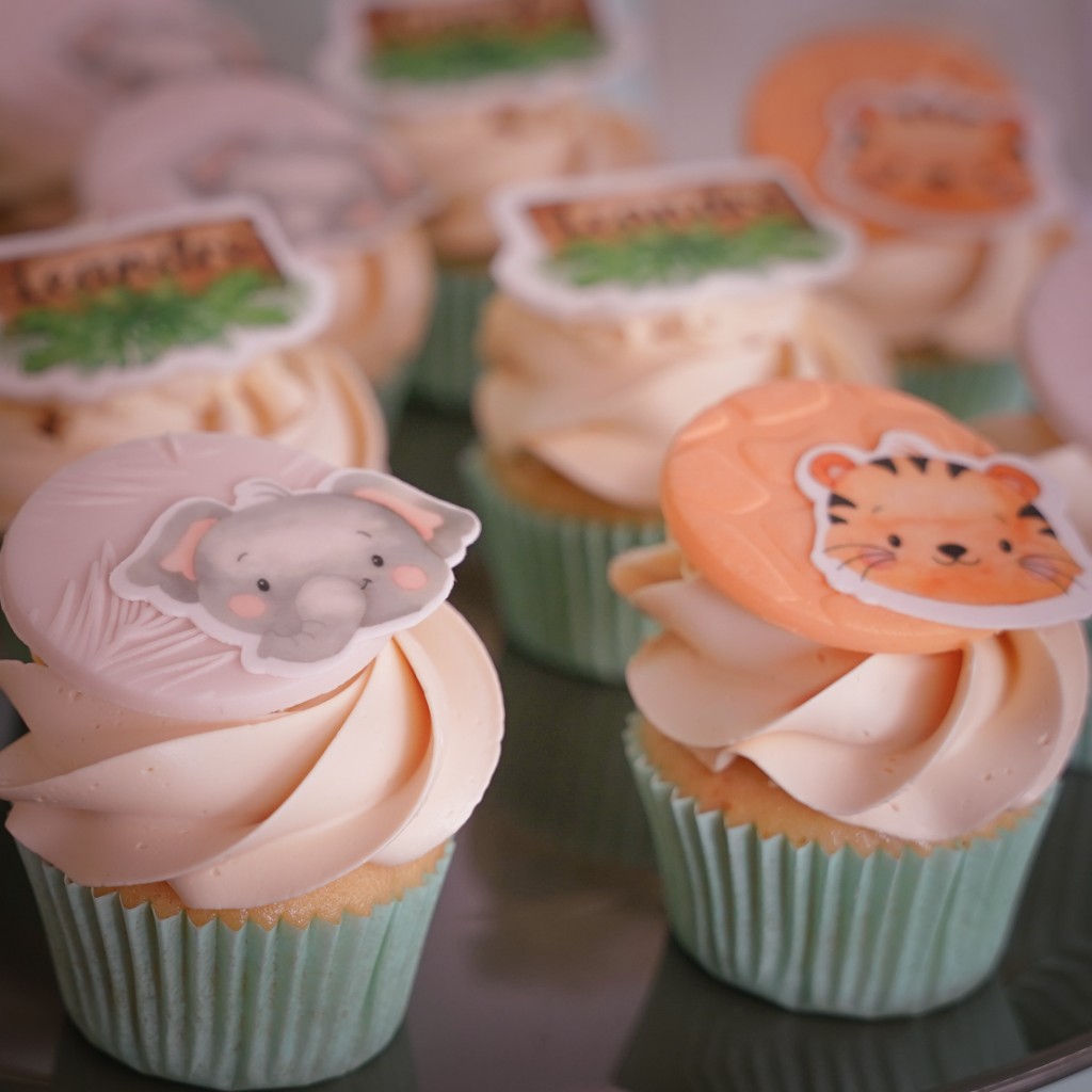 Pequeña porción de bizcocho con crema buttercream