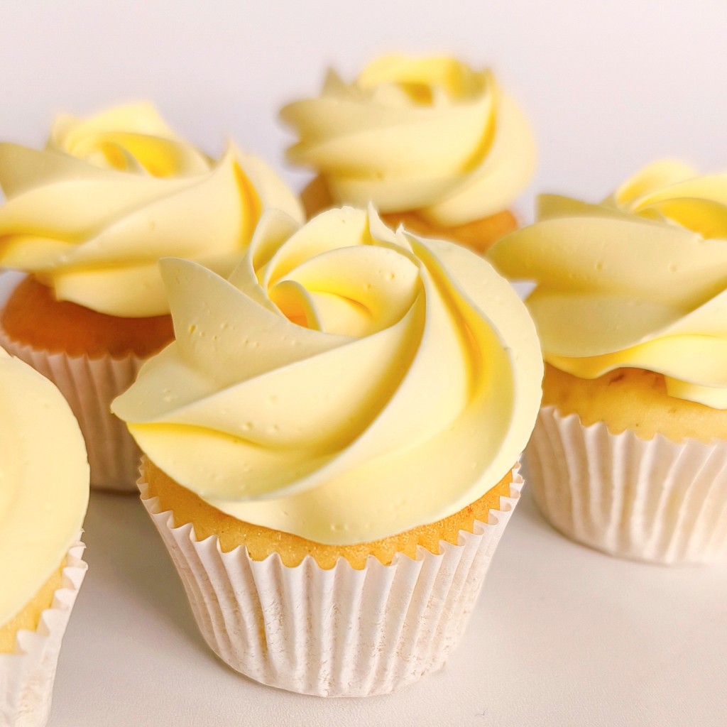 Pequeña porción de bizcocho con crema buttercream